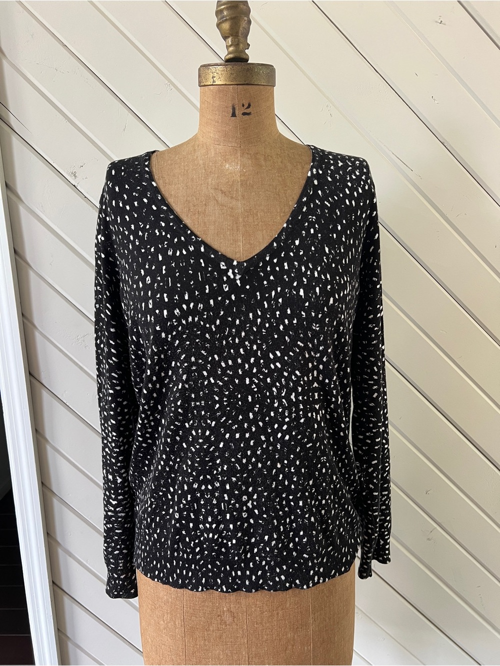 EUC Daniel Rainn Women’s Lightweight Black/White Sweater Large Buttons Up Back